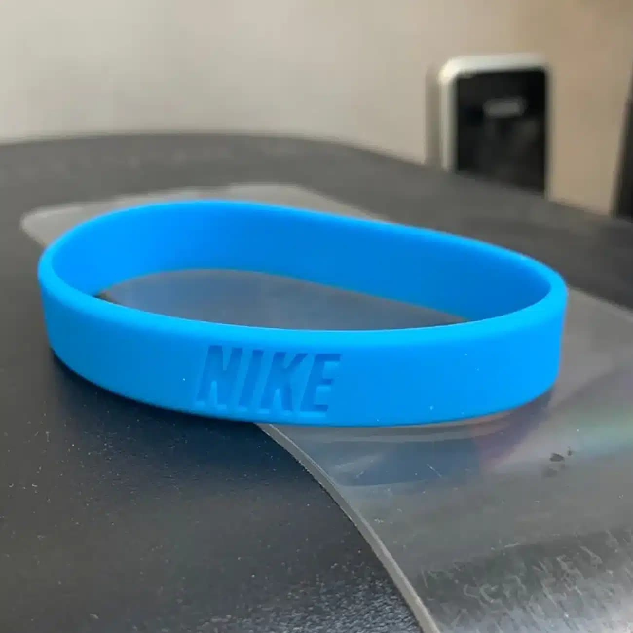 مچ بند ورزشی سیلیکونی طرح Nike مدل لوگو برجسته همرنگ — تصویر ۷