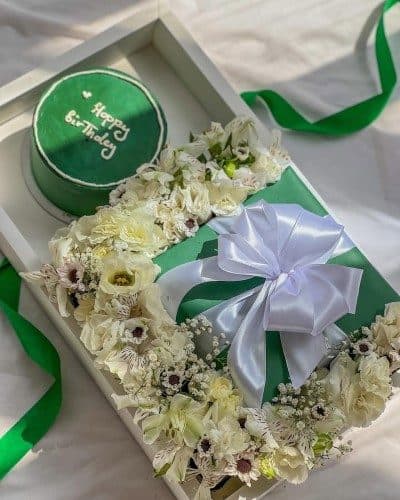 کادو تولد با گل تولد و کیک برای دوست صمیمی