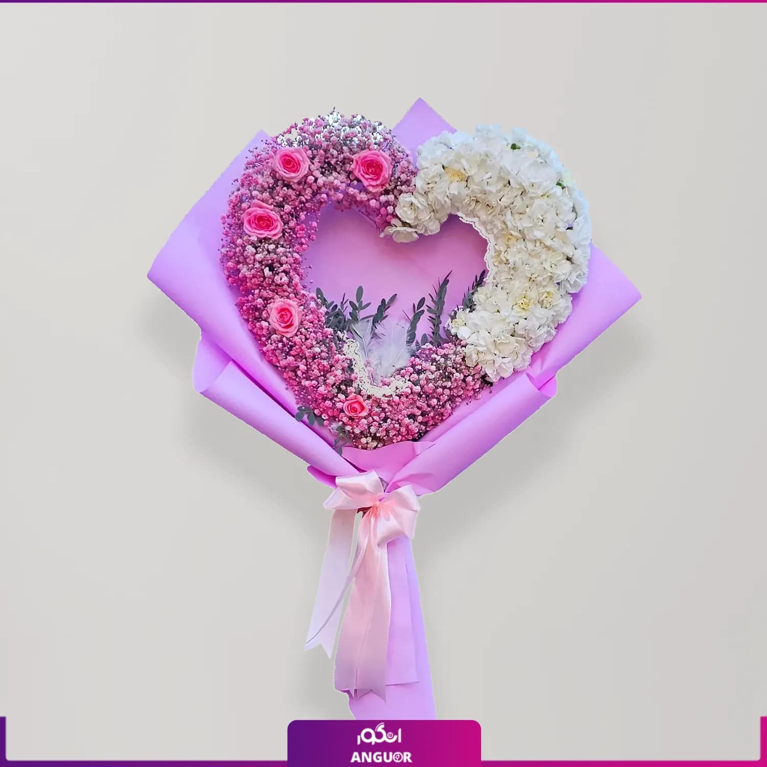 دسته گل قلب عاشقانه با میخک و ژیپسوفیلا و رز مینیاتوری — تصویر ۲