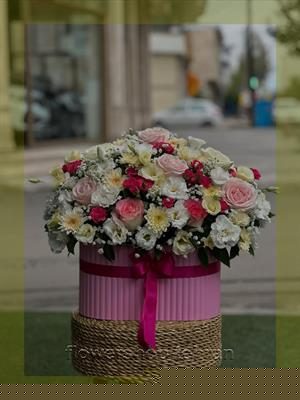 گل کالاتیا سه رنگ با گلهای تازه و دیزاین حرفهای