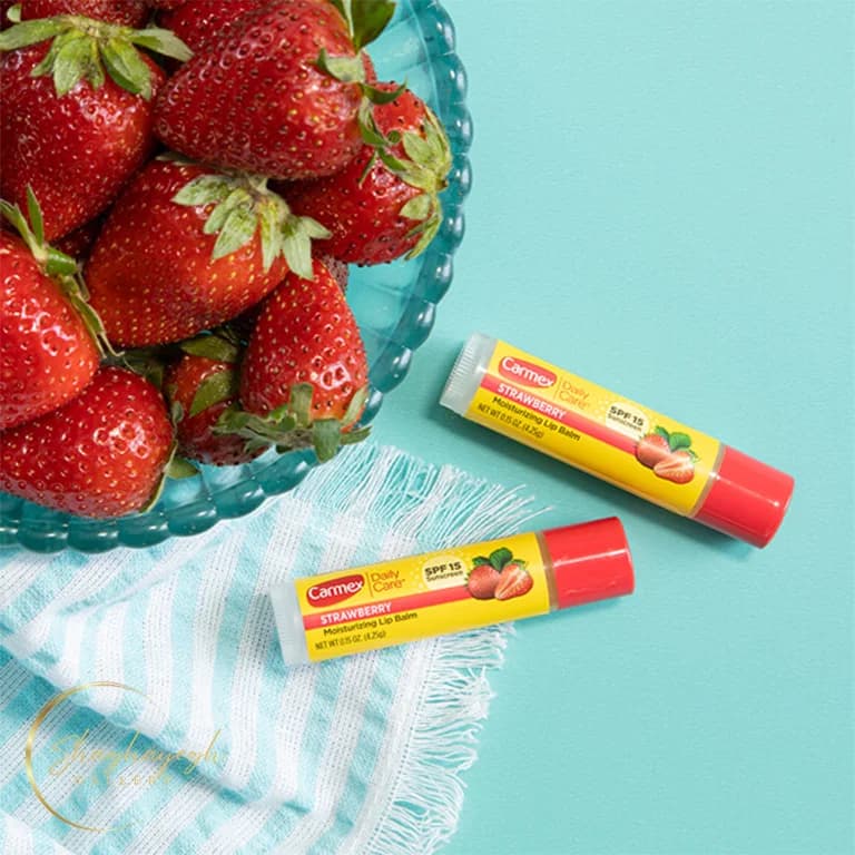 بالم لب مرطوب کننده محافظ SPF15 کارمکس توت فرنگی 4.25 گرم Carmex Daily Care Strawberry Moisturizing Lip Balm SPF15 4.25g — تصویر ۵