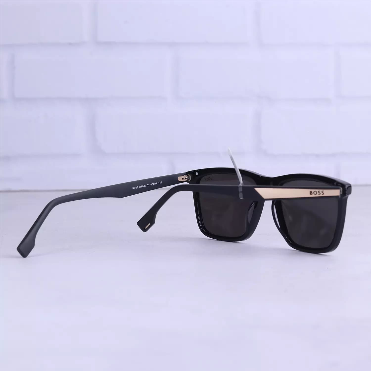 عینک آفتابی باس فریم ویفرر مشکی استیت BOSS 1768/1 — تصویر ۹