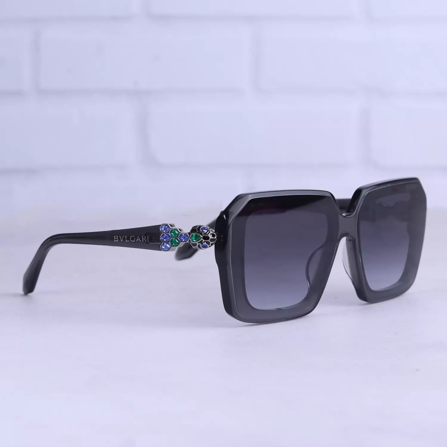 عینک آفتابی بولگاری زنانه فریم مربع مشکی استیت BV 1806/1 — تصویر ۵