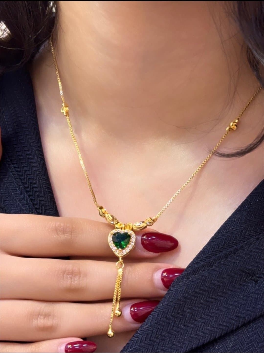گردنبند طرح قلب زمردی با آویز زنجیری، اصل/اورجینال – جام کوزارکس jamcosrx** — تصویر ۴