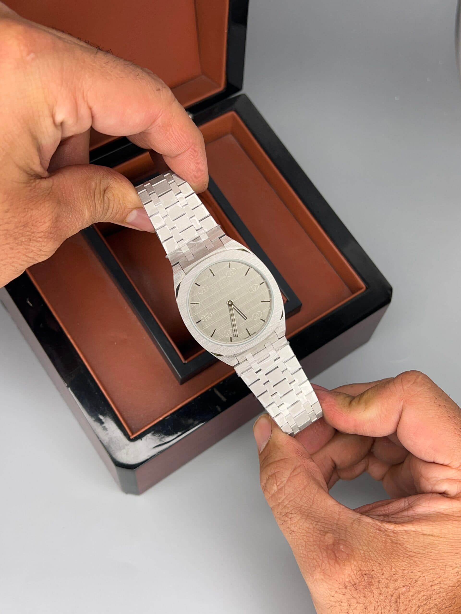 ساعت مچی مردانه گوچی استیل صفحه طوسی Gucci V2007 — تصویر ۴