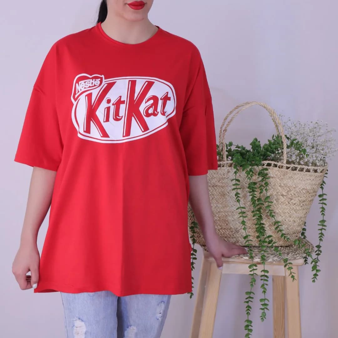 تیشرت زنانه لانگ طرح KitKat مدل TL22110 — تصویر ۲