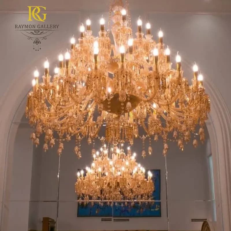 لوستر باکارات هرمی طلایی با آویزهای دودی (65 شاخه) — تصویر ۴
