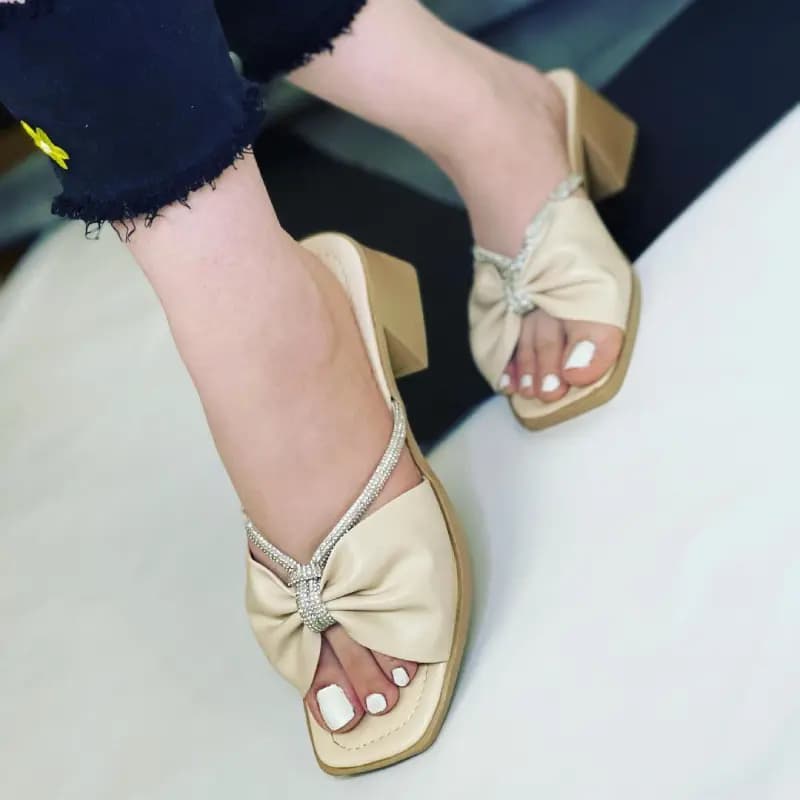 صندل زنانه پاشنه دار پروانه نگینی