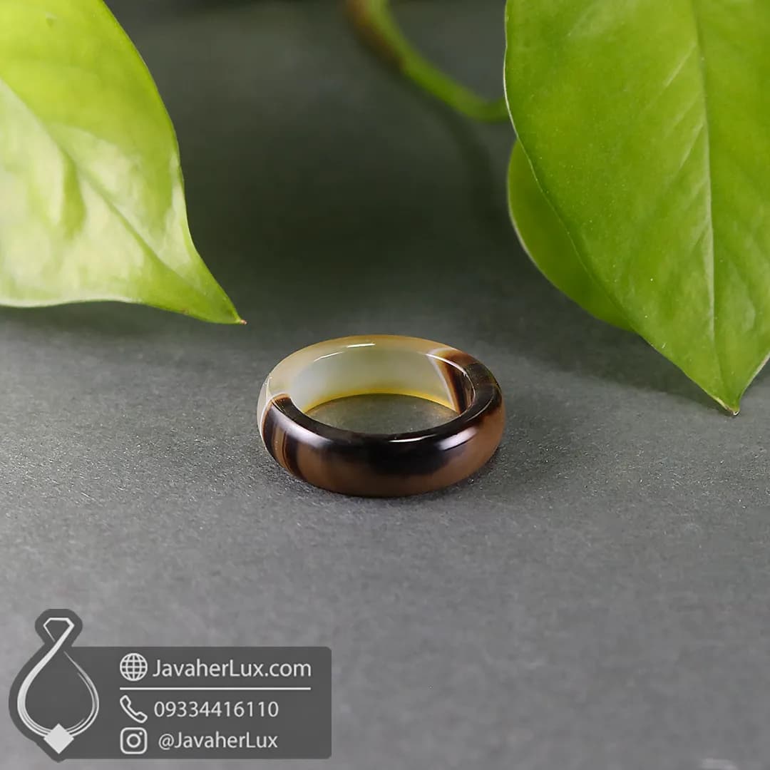 حلقه سنگی عقیق اصل و طبیعی دو رنگ کرم قهوهای _ کد 400976 — تصویر ۳
