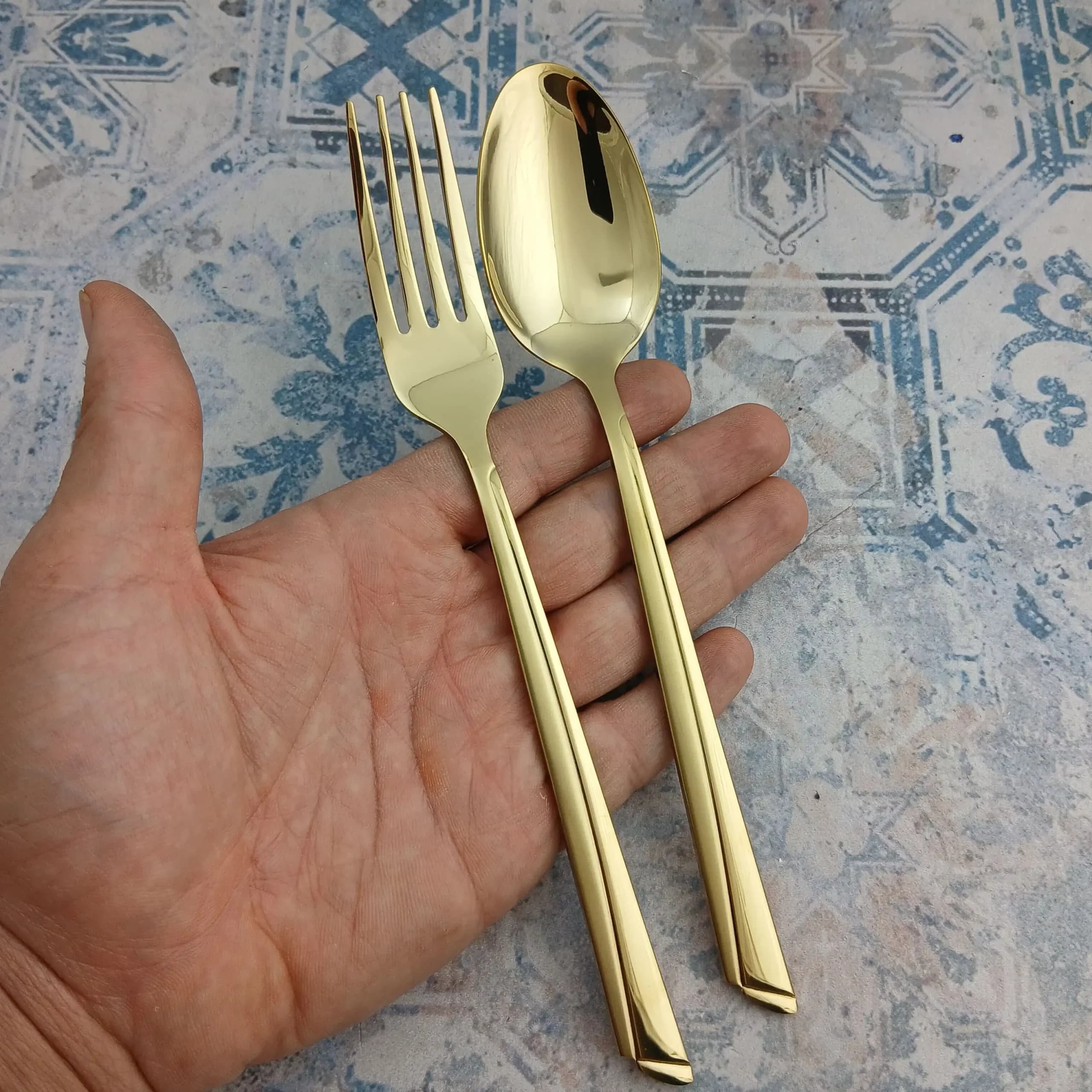 قاشق و چنگال غذاخوری 12 پارچه یونیک مدل ناخنی – طلایی — تصویر ۹