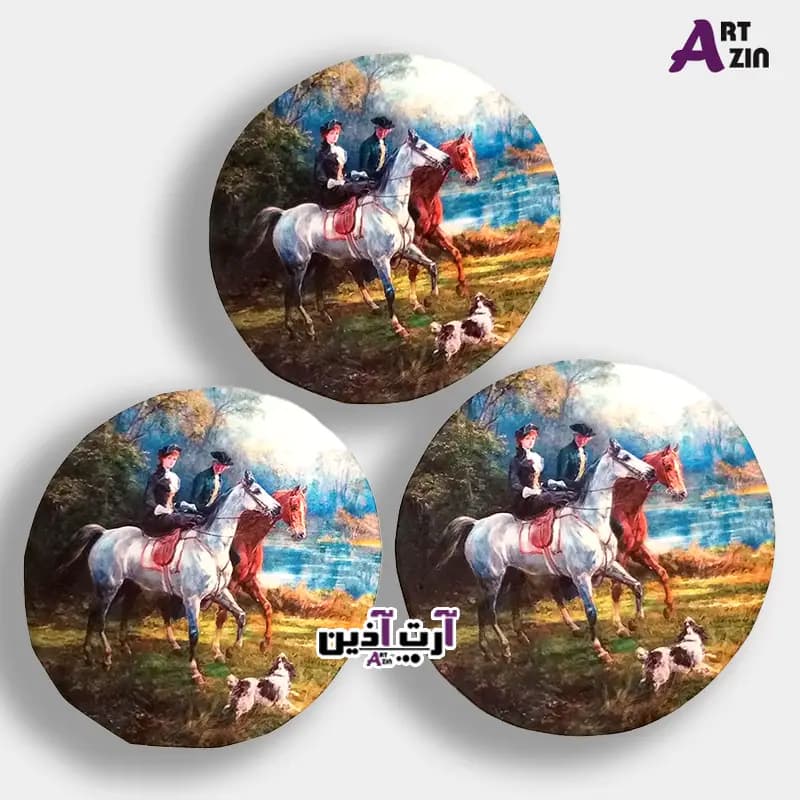 ست رومیزی عسلی فرانسوی گرد مخمل 3 تیکه طرح اسب و سوارکار کد: 1 – 613 — تصویر ۲