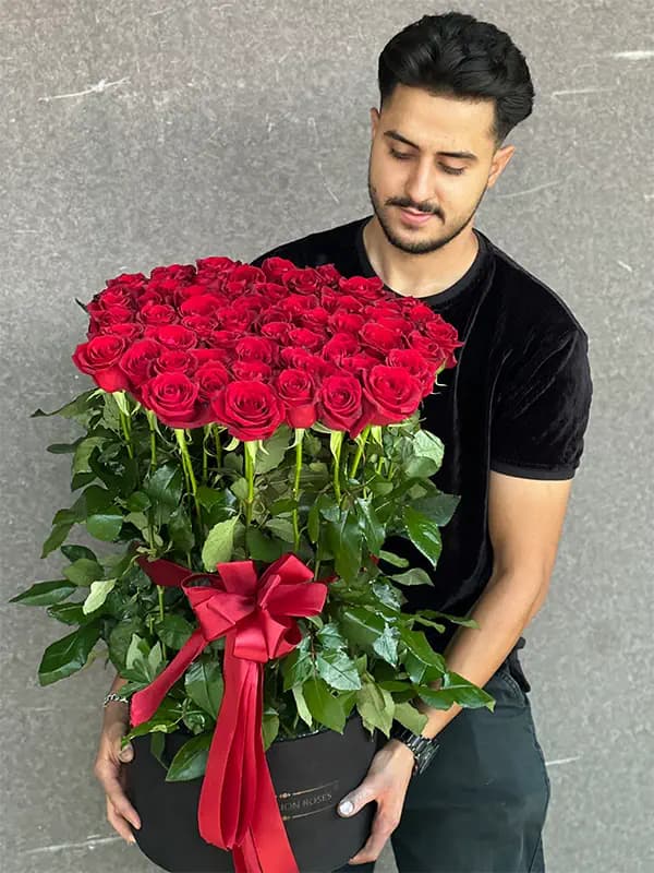 باکس گل 60 شاخه رز قرمز هلندی — تصویر ۳