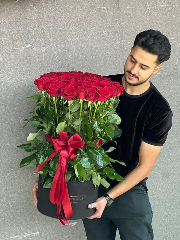 باکس گل 60 شاخه رز قرمز هلندی — تصویر ۲