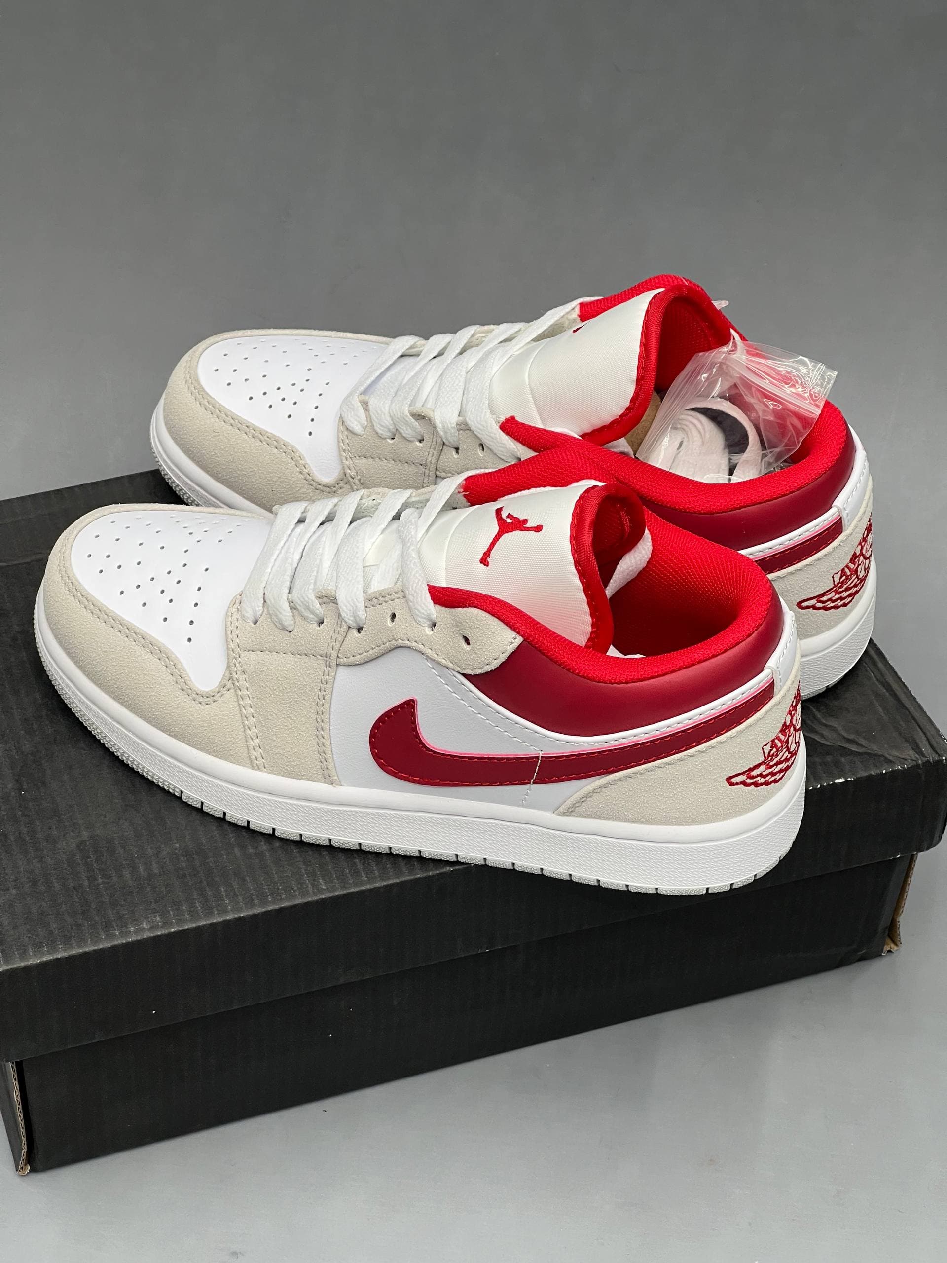نایک ایرجردن قرمز، طوسی و سفید Nike airjordan — تصویر ۴