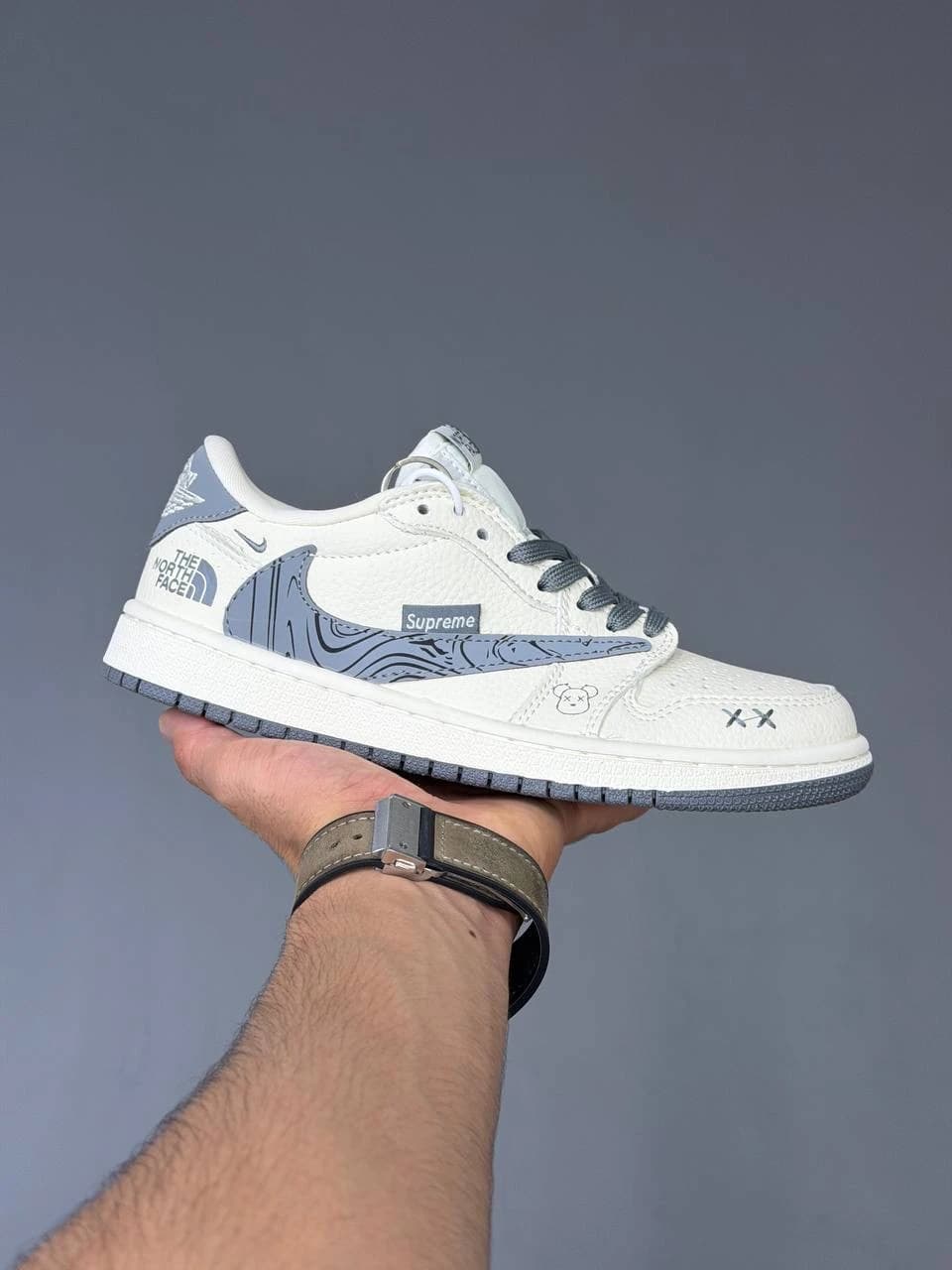 کتونی نایک ایر جردن وان لو ترویس اسکات لویی ویتون سفید طوسی Nike Air Jordan 1 Low Travis Scott Louis Voitton — تصویر ۸