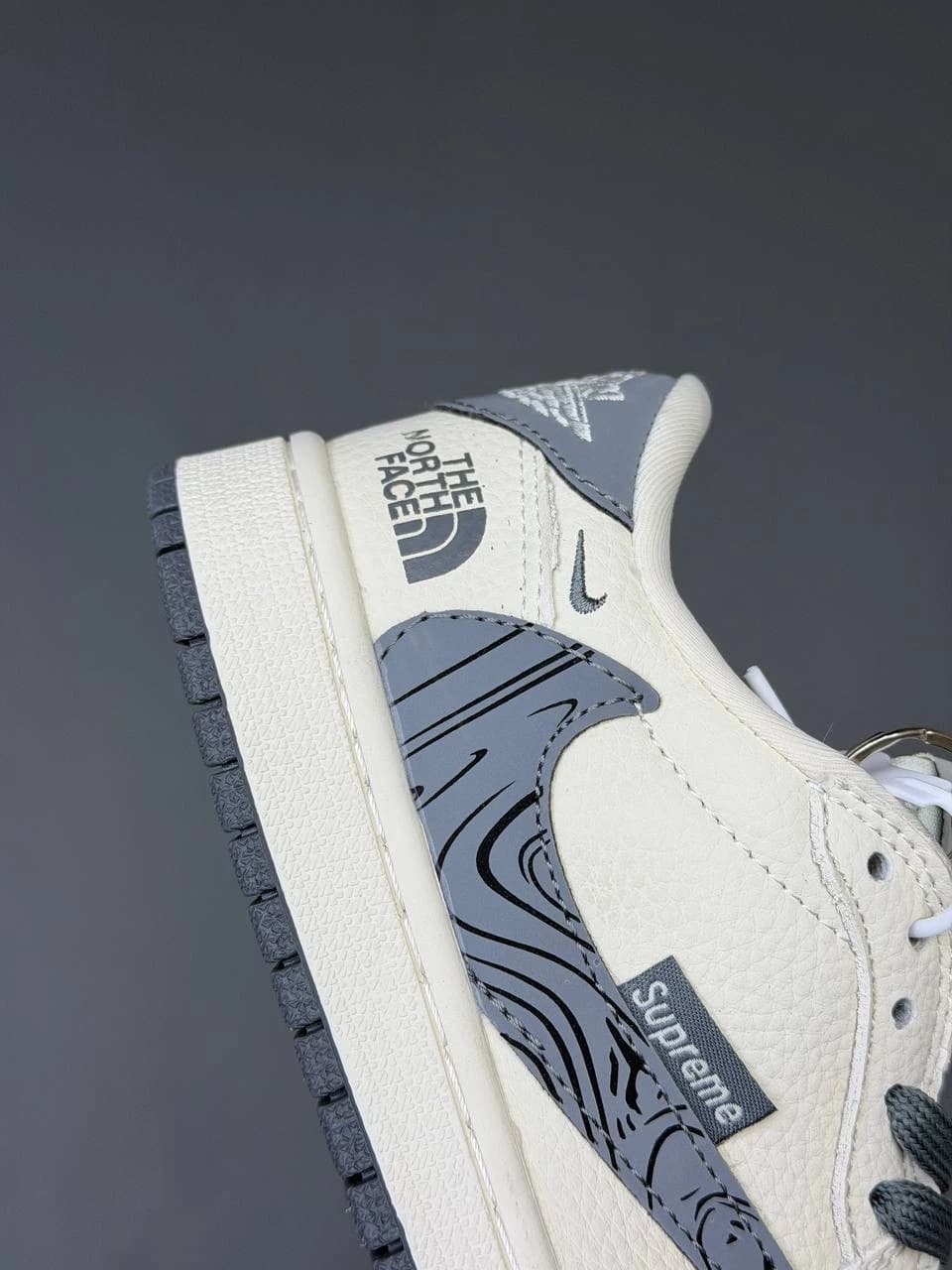 کتونی نایک ایر جردن وان لو ترویس اسکات لویی ویتون سفید طوسی Nike Air Jordan 1 Low Travis Scott Louis Voitton — تصویر ۱۲