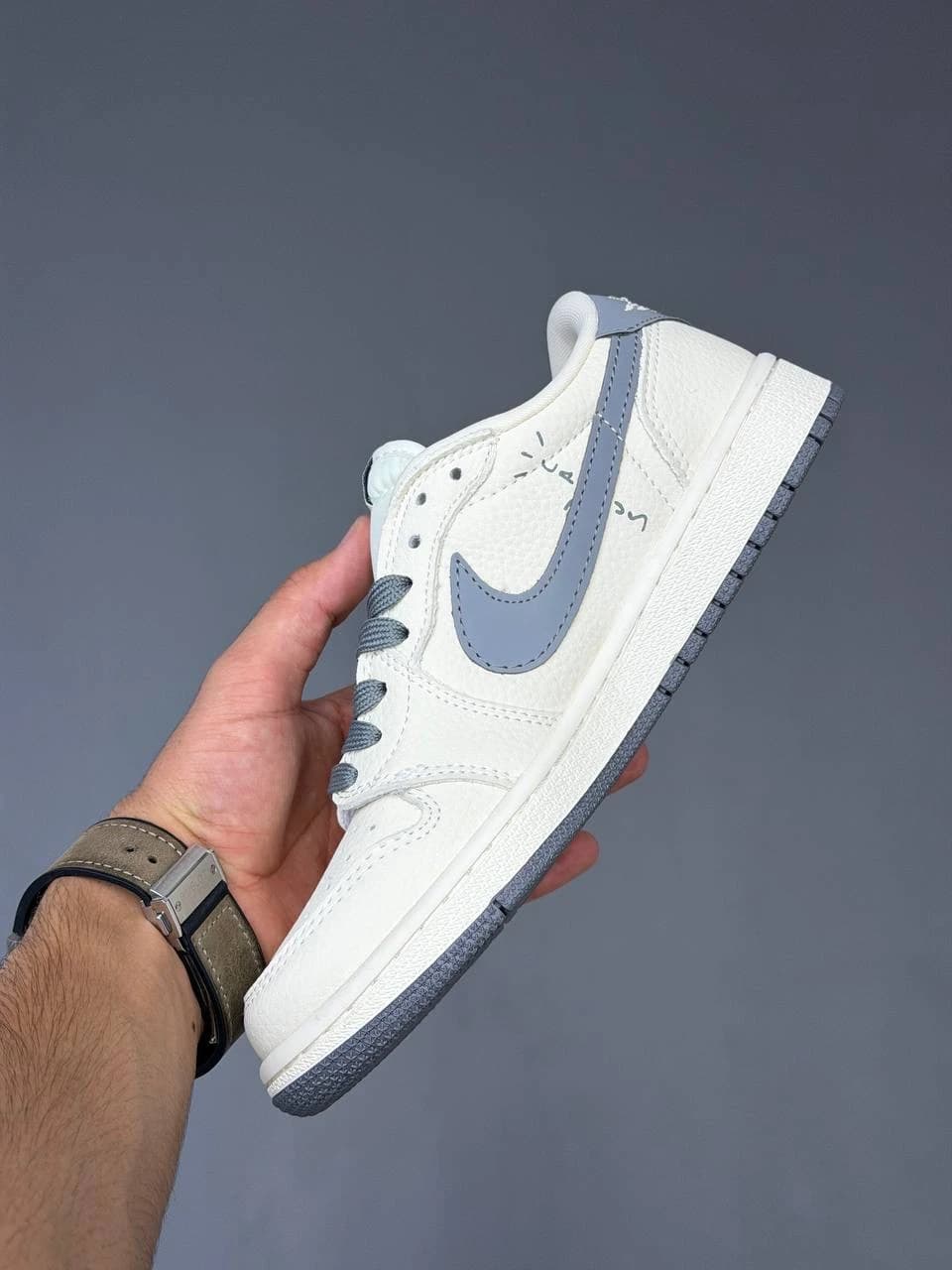 کتونی نایک ایر جردن وان لو ترویس اسکات لویی ویتون سفید طوسی Nike Air Jordan 1 Low Travis Scott Louis Voitton — تصویر ۱۰