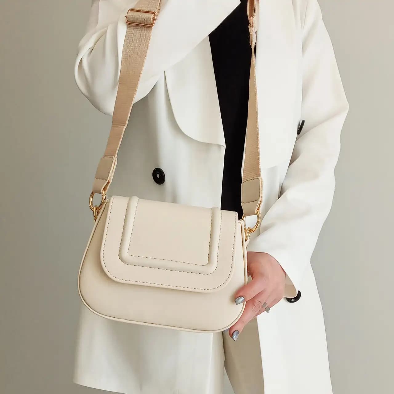 کیف دوشی مینیمال زنانه آنریا 2493 — تصویر ۳
