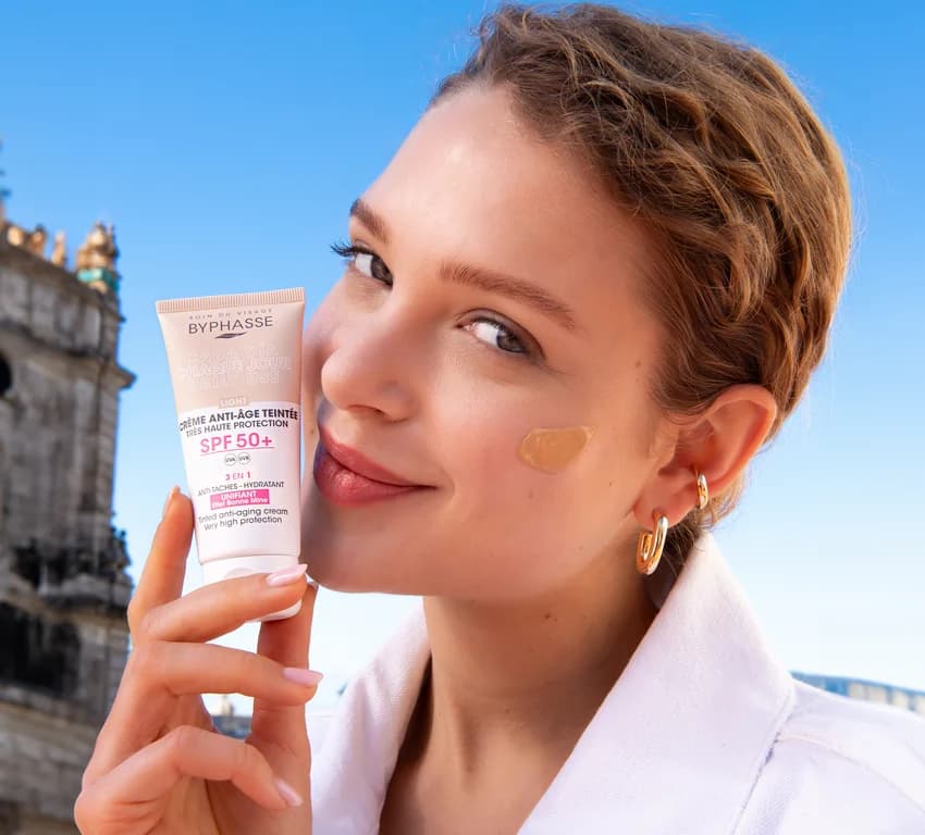 ضد آفتاب رنگی 3کاره ضد چروک ضد لک و آبرسان SPF50 مدل لایت light بایفاس Byphasse — تصویر ۵