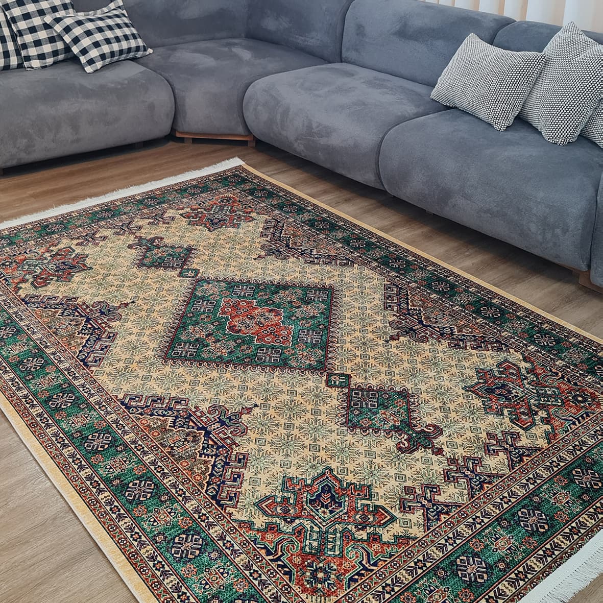 فرش ماشینی چاپی | فرشینه مخمل هازان ترک استپ دار (ضد سر) طرح سنتی کد U99 — تصویر ۸