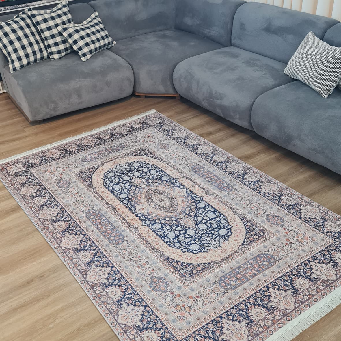 فرش ماشینی چاپی | فرشینه مخمل هازان ترک استپ دار (ضد سر) طرح سنتی کد L208 — تصویر ۸
