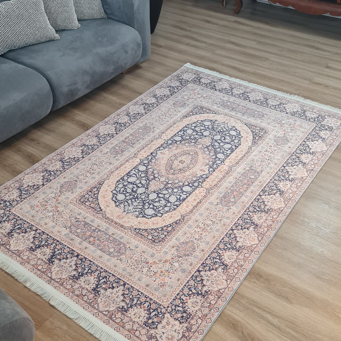 فرش ماشینی چاپی | فرشینه مخمل هازان ترک استپ دار (ضد سر) طرح سنتی کد L208 — تصویر ۵