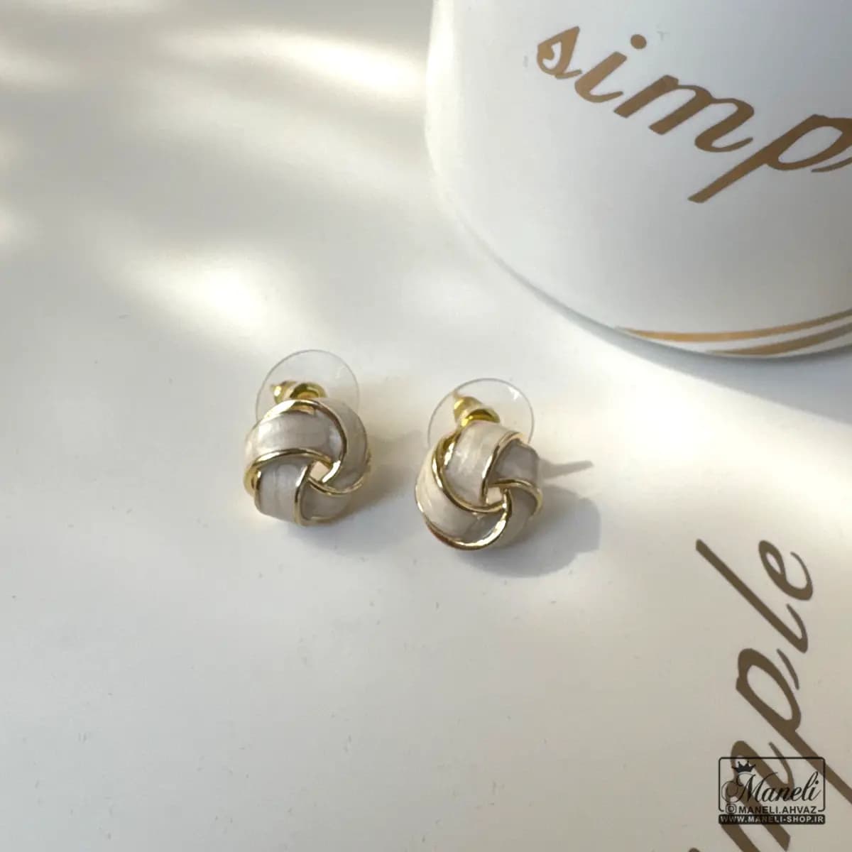 گوشواره میخی طرح گل سفید با حاشیه ی طلایی — تصویر ۵