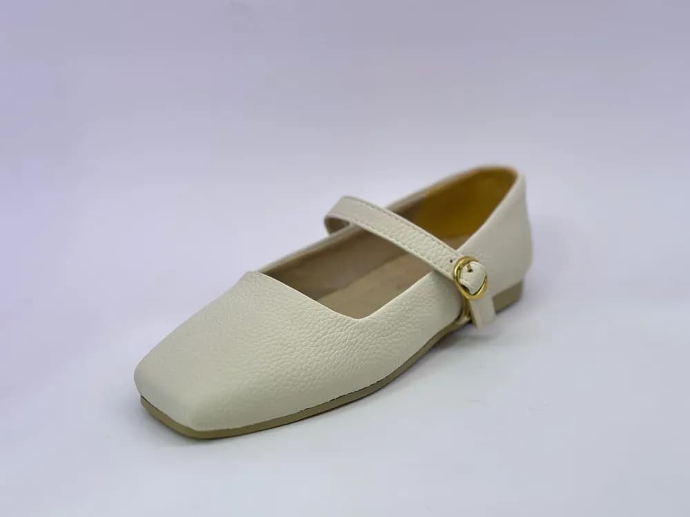 کفش زنانه مدل مری جین (Mary Jane) – رنگ استخوانی با پنجه مربعی و سگک طلایی — تصویر ۴