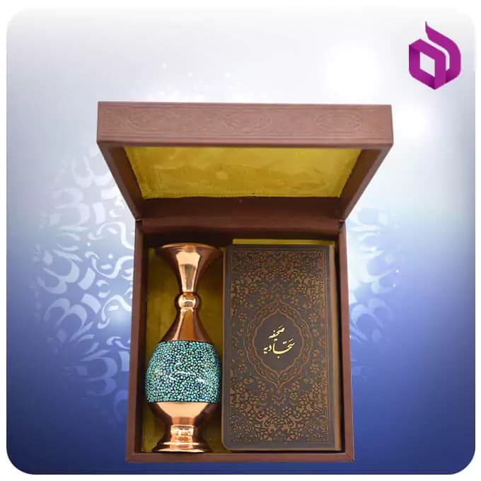 صحیفه سجادیه جلد چرم پالتویی به همراه گلدان فیروزه کوبی ۱۶ سانتی — تصویر ۲