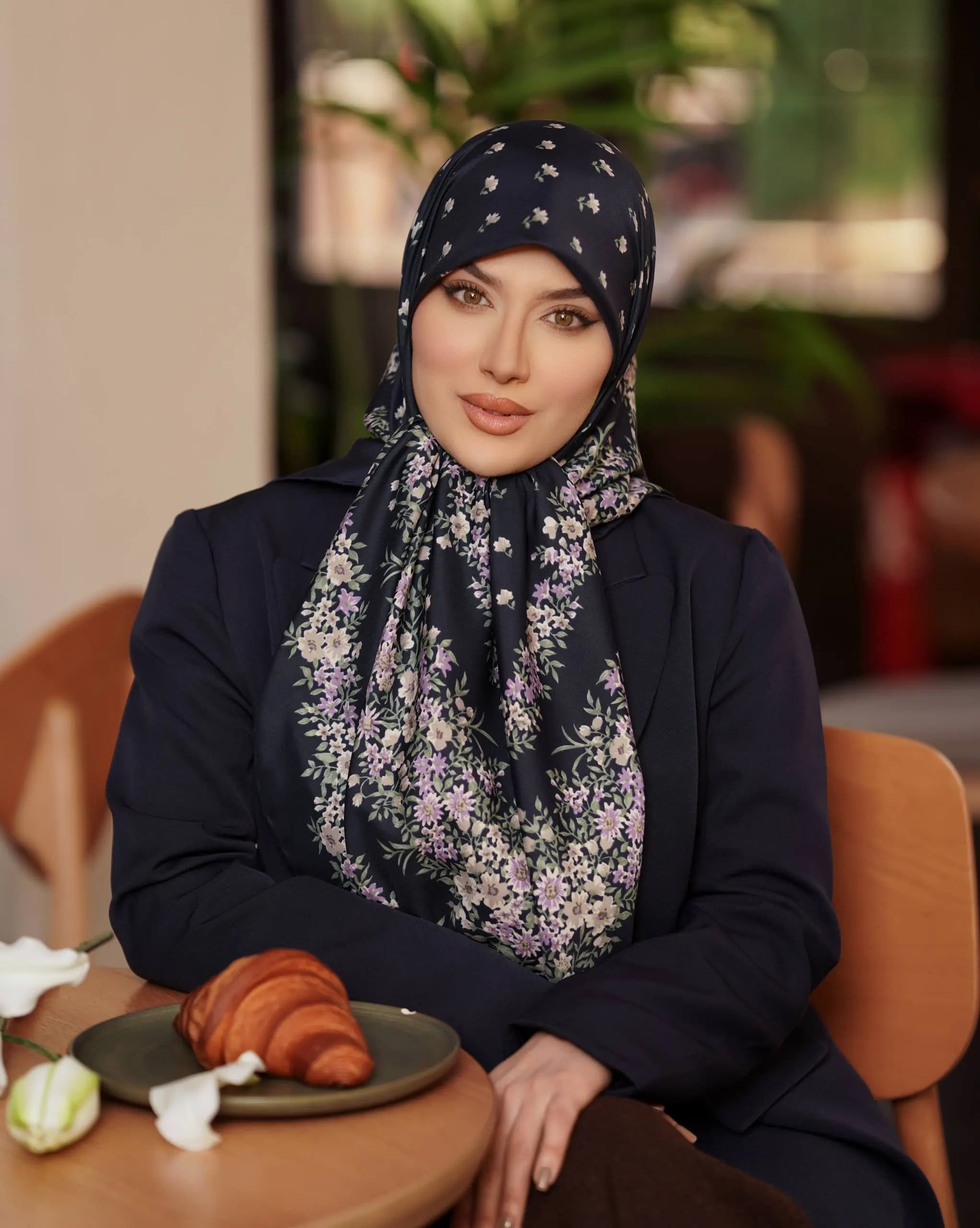 روسری ابریشم توییل طرح گل های ریز سایز ۱۳۰ کد 390 — تصویر ۶