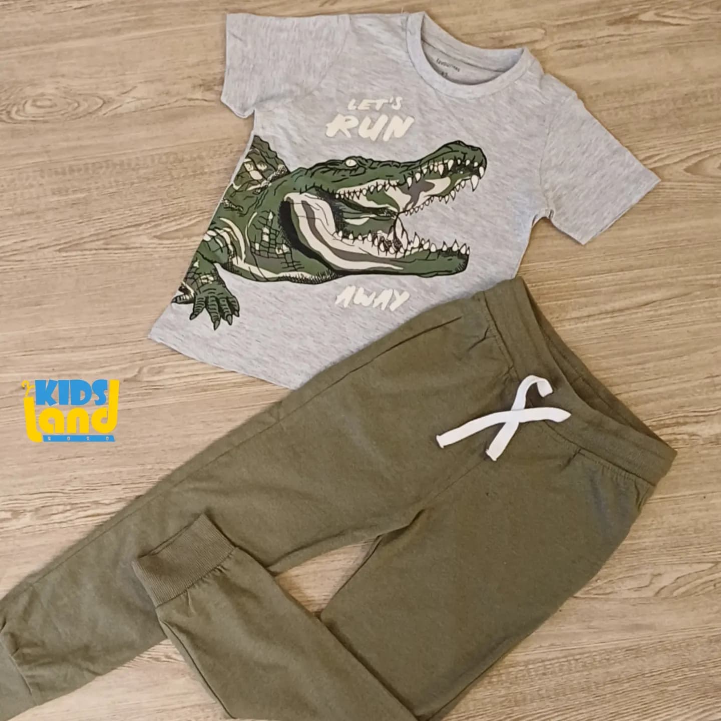 اسلش و تیشرت یشمی — تصویر ۹
