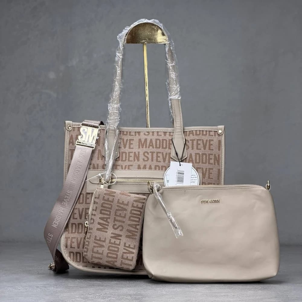 توت بگ اورجینال سایز بزرگ برزنتی برند استیو مدن (Steve Madden) | ست ۳ تکه شامل کیف دوشی، مینی بگ و کیف پول رنگ کرم — تصویر ۷