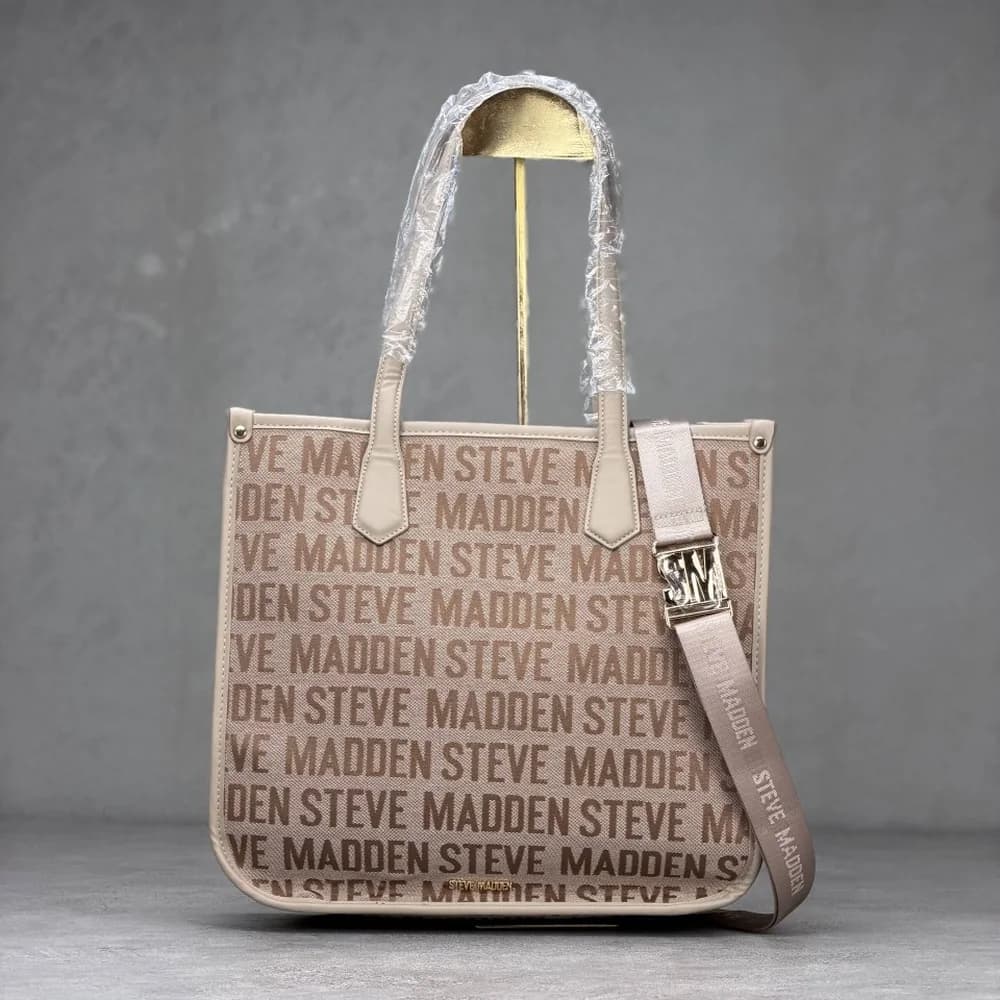 توت بگ اورجینال سایز بزرگ برزنتی برند استیو مدن (Steve Madden) | ست ۳ تکه شامل کیف دوشی، مینی بگ و کیف پول رنگ کرم — تصویر ۹