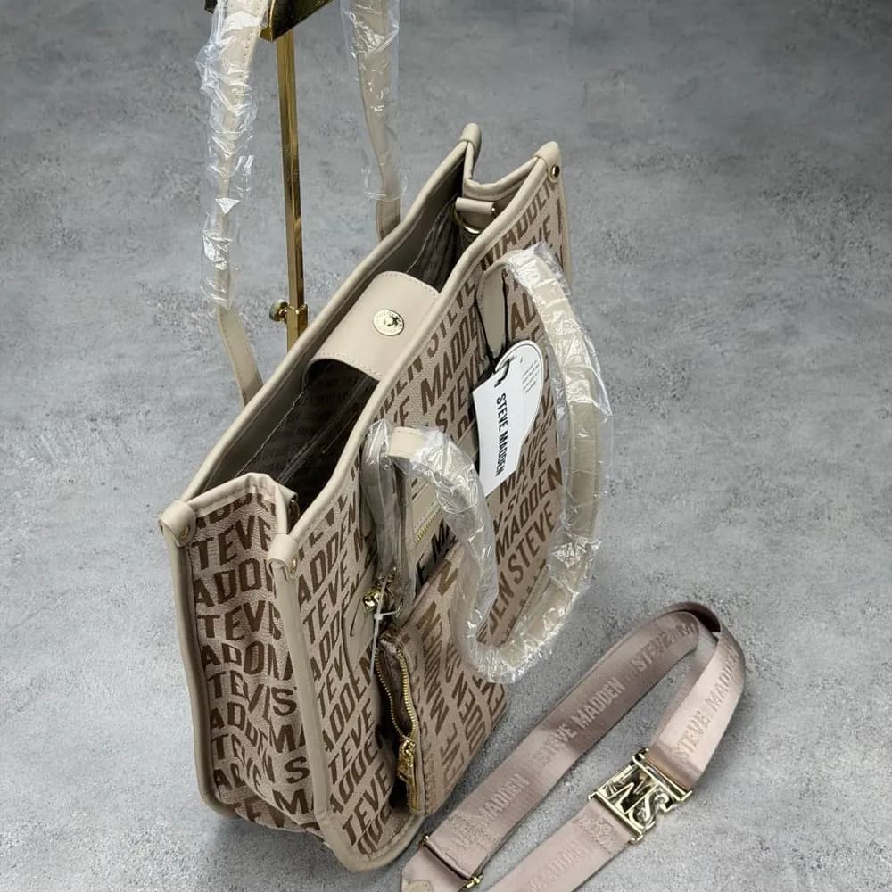 توت بگ اورجینال سایز بزرگ برزنتی برند استیو مدن (Steve Madden) | ست ۳ تکه شامل کیف دوشی، مینی بگ و کیف پول رنگ کرم — تصویر ۳