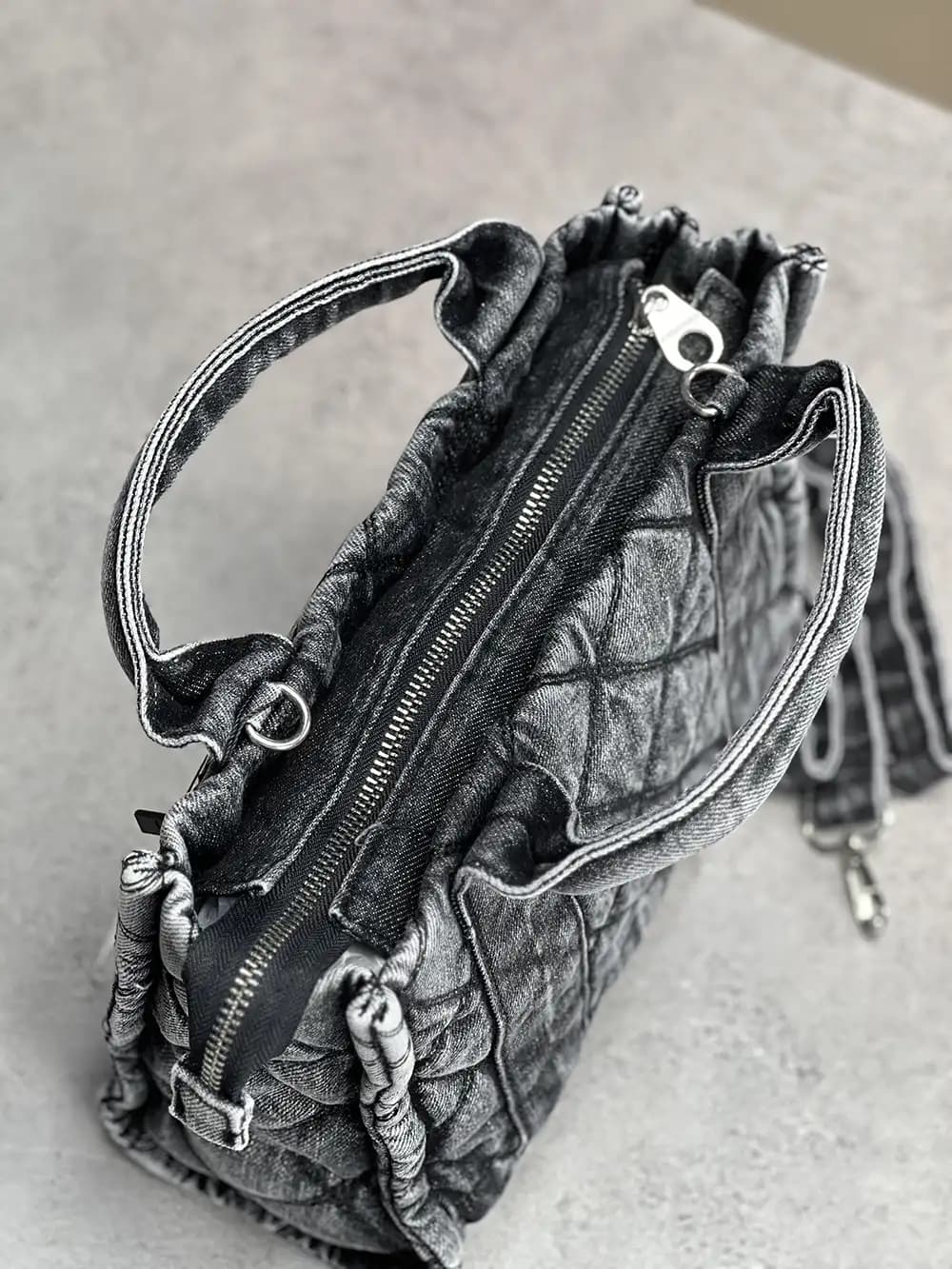 کیف دستی و دوشی زنانه اورجینال برند استرادیواریوس(Stradivarius) اسپانیا | مدل جین طوسی دو دسته — تصویر ۴