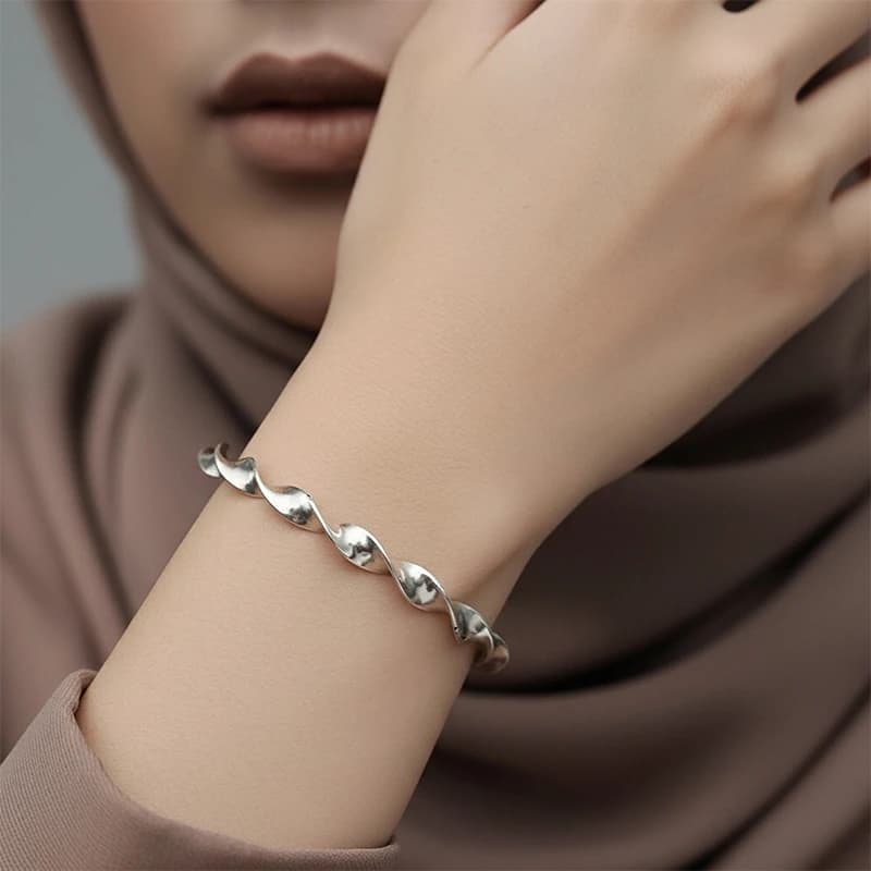 بنگل نقره 925 زنانه و مردانه طرح تسمه پیچیده — تصویر ۸