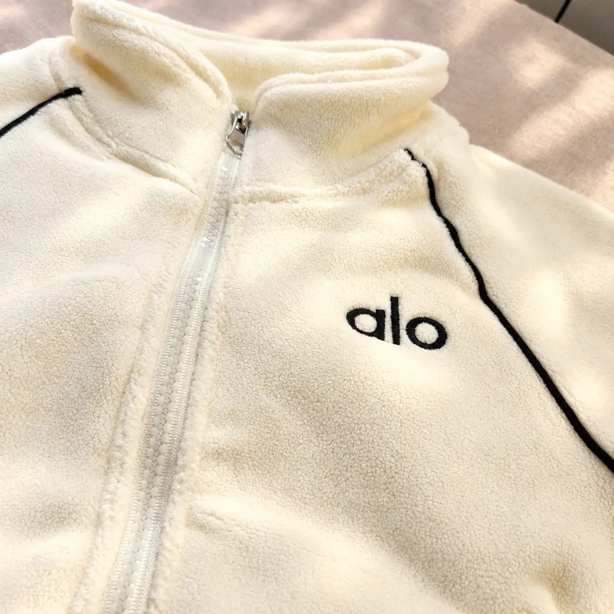 ست 3 تکه سوییشرت، شلوار و کیف نوزادی وارداتی مخمل رنگ شیری برند alo — تصویر ۸