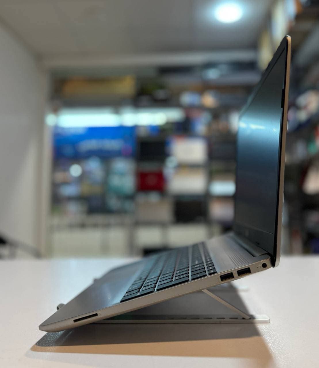 لپ تاپ کارکرده HP LAPTOP 15-gw0 -Ryzen 3-8GB-256GB-2GB — تصویر ۵