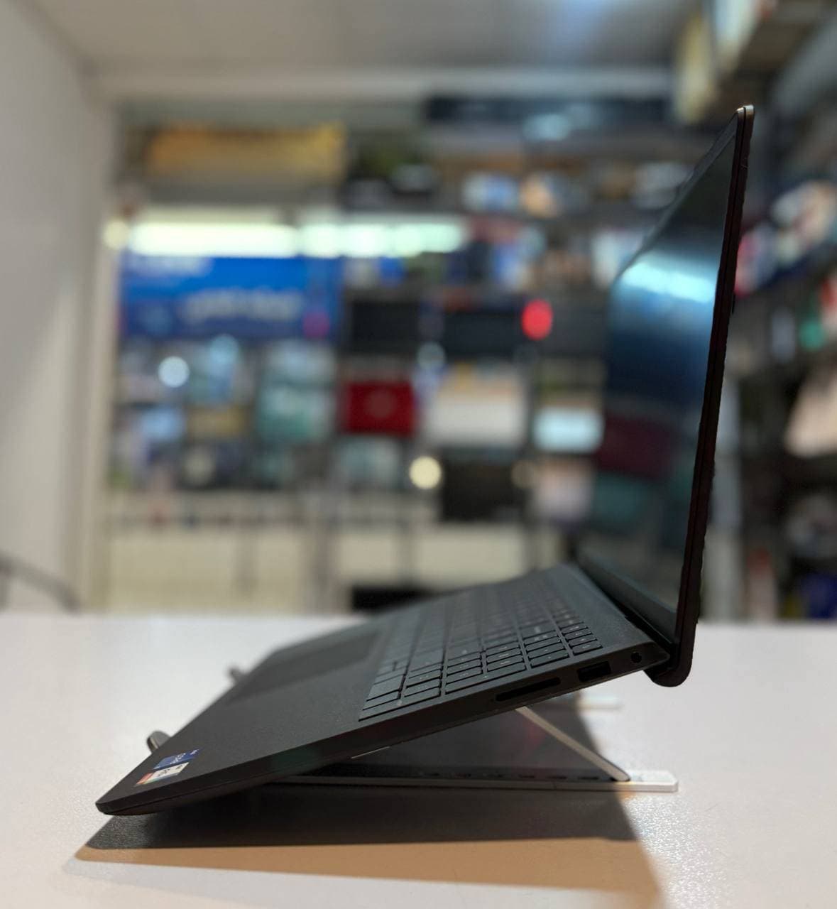 لپ تاپ کارکرده DELL INSPIRON 15 3511 -i5-8GB-256GB-4GB — تصویر ۳