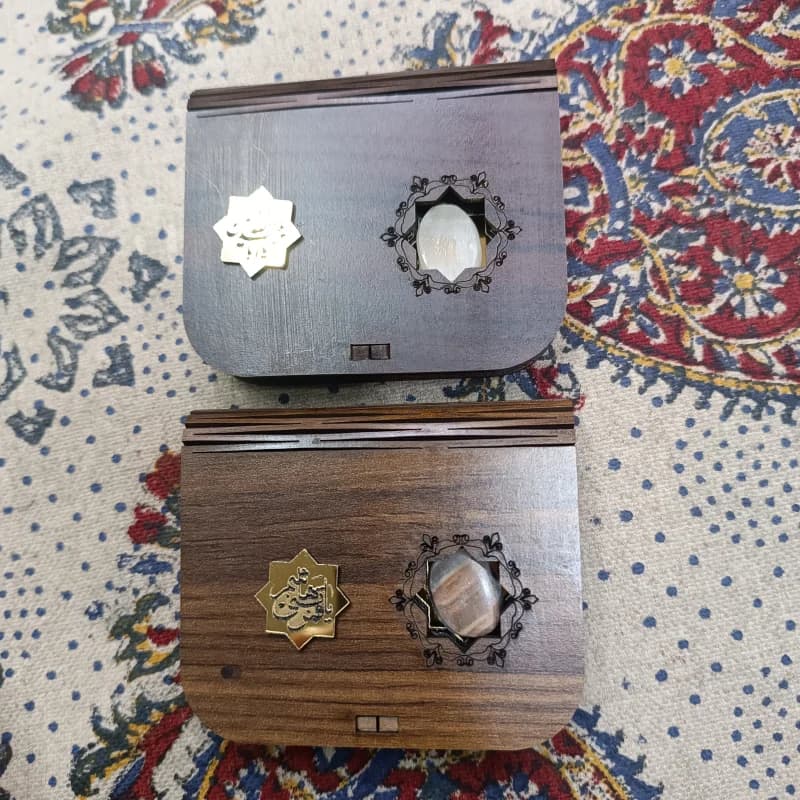 سنگ حرم حضرت عباس با قاب چوبی — تصویر ۲