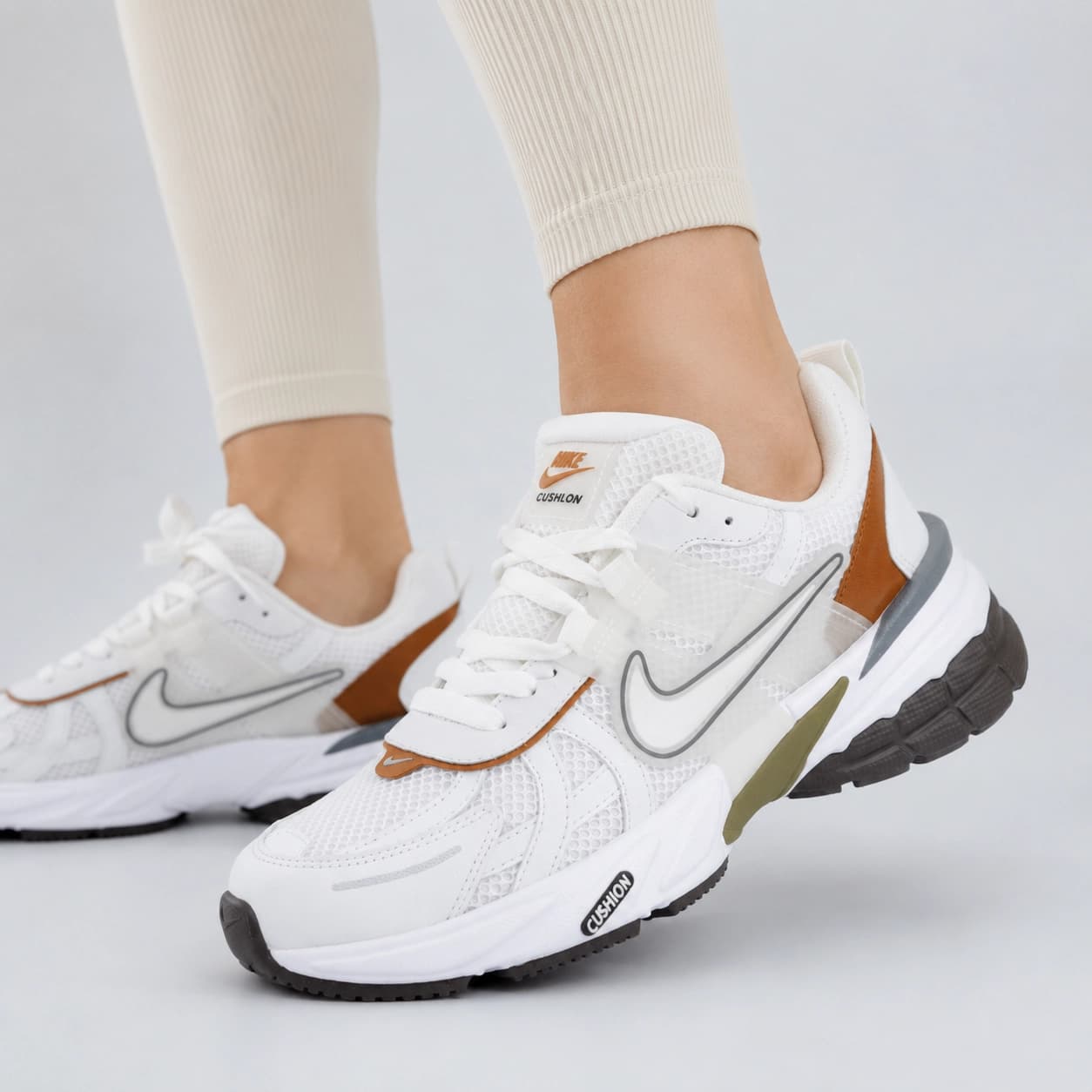 کفش کتونی زنانه نایک وی تو کی nike V2K رنگ سفید عسلی کد 2804 — تصویر ۶