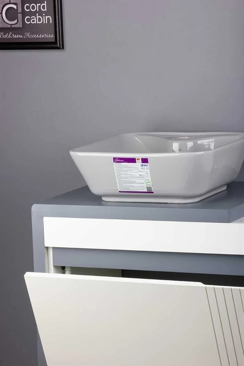 روشویی کابینتی و آینه باکس طرح پراتو سفید طوسی مربع طوسی گاتریا — تصویر ۲