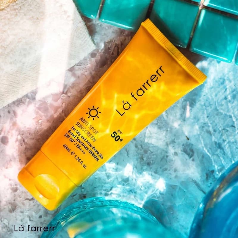 کرم ضدآفتاب و ضد لک بی رنگ لافارر مدل SPF 50 مناسب پوست های چرب حجم 40 میلی لیتر — تصویر ۸