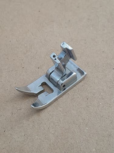 پایه دوخت A ( پایه کار ) ساق دار چرخ خانگی ژانومه 672 فلزی — تصویر ۴