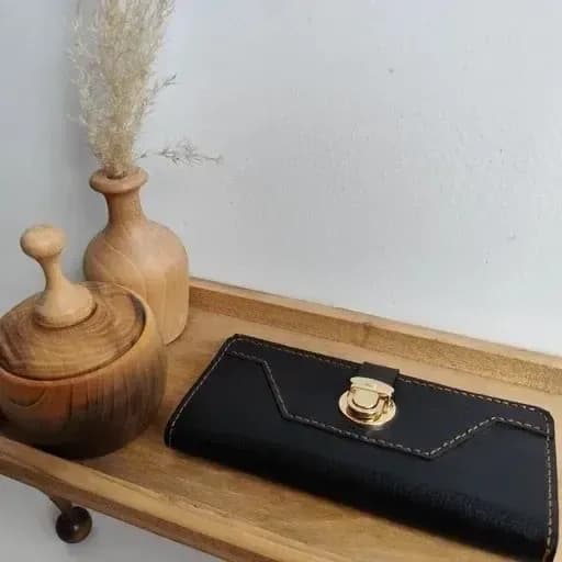 کیف پول موبایل سه لت چرم مدل عطارد دست دوز با قفل ناخنی — تصویر ۶
