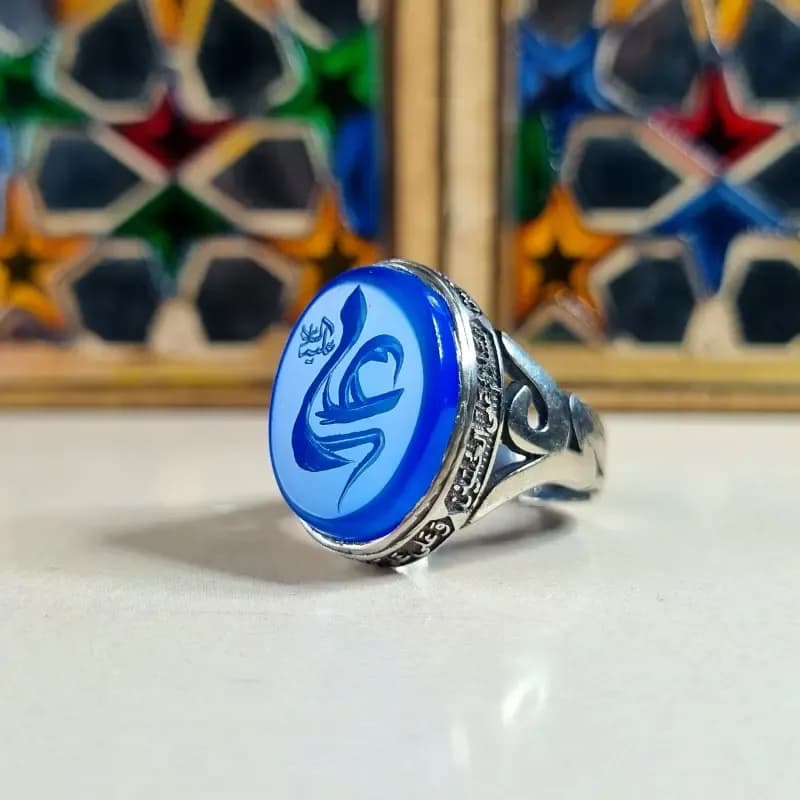 انگشتر نقره مردانه آلیاژ نقره روس با نگین عقیق آبی حکاکی ذکر علی ع — تصویر ۴