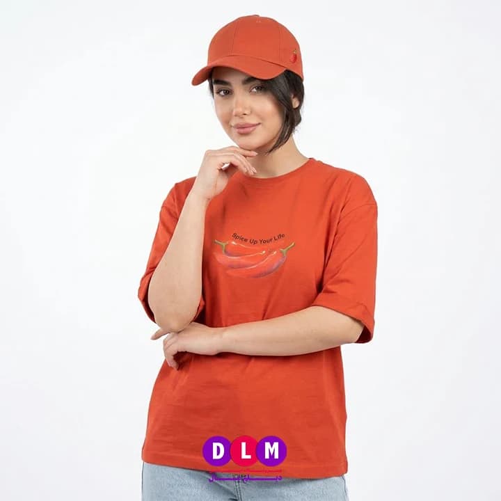 تیشرت باکسی زنانه رنگ آجری مدل “Spice Up Your Life” (طرح فلفل) — تصویر ۲