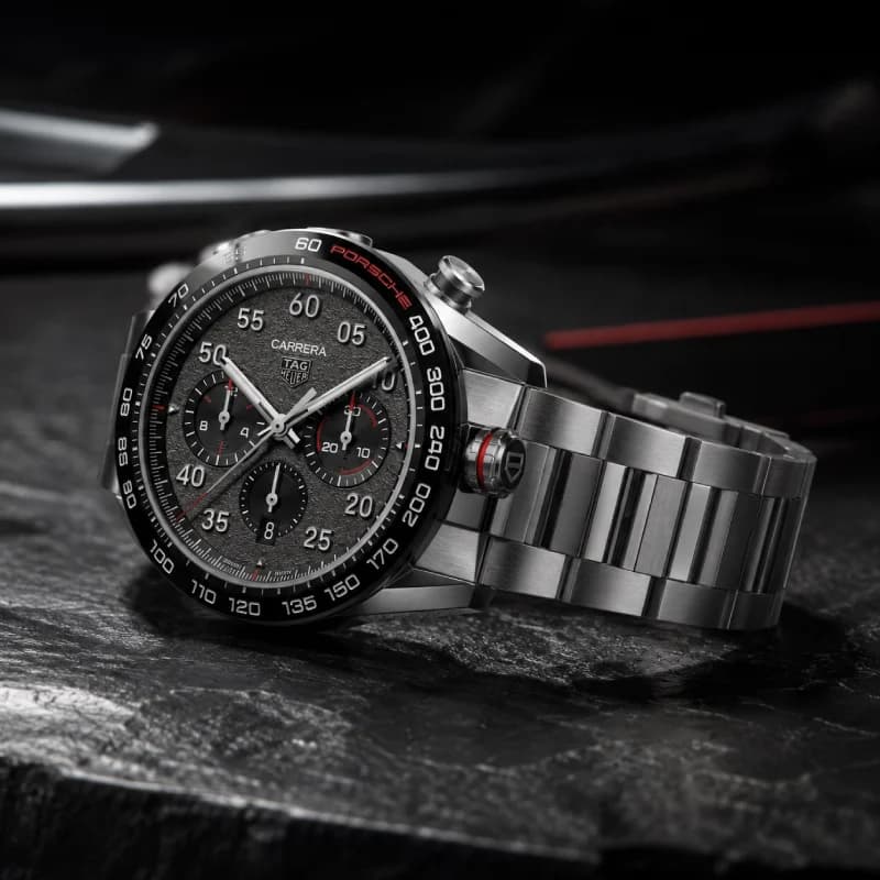 تگ هویر Carrera Chronograph x Porsche Special Edition 44 استیل | صفحه خاکستری با افکت آسفالت و جزئیات قرمز | بزل سرامیکی مشکی Tachymeter و بند استیل | رفرنس CBN2A1F.BA0643 — تصویر ۵