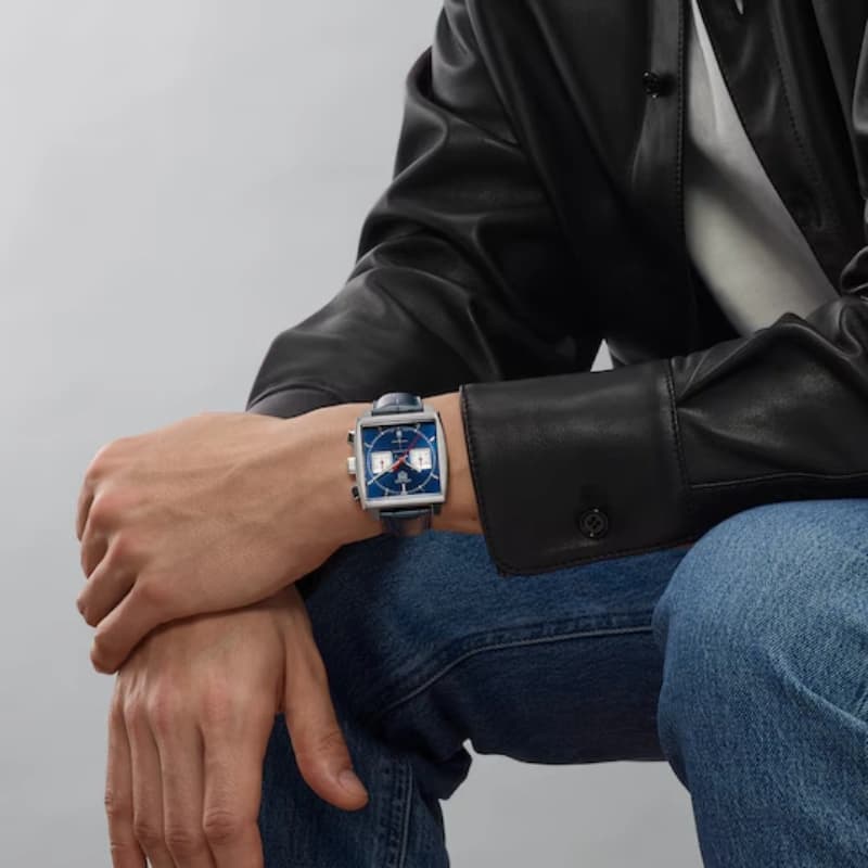 تگ هویر Monaco Gulf Special Edition Chronograph Automatic 39 استیل | صفحه آبی با نوارهای Gulf آبی روشن و نارنجی و بند چرمی آبی سوراخدار | رفرنس CBL2115.FC6494 — تصویر ۲
