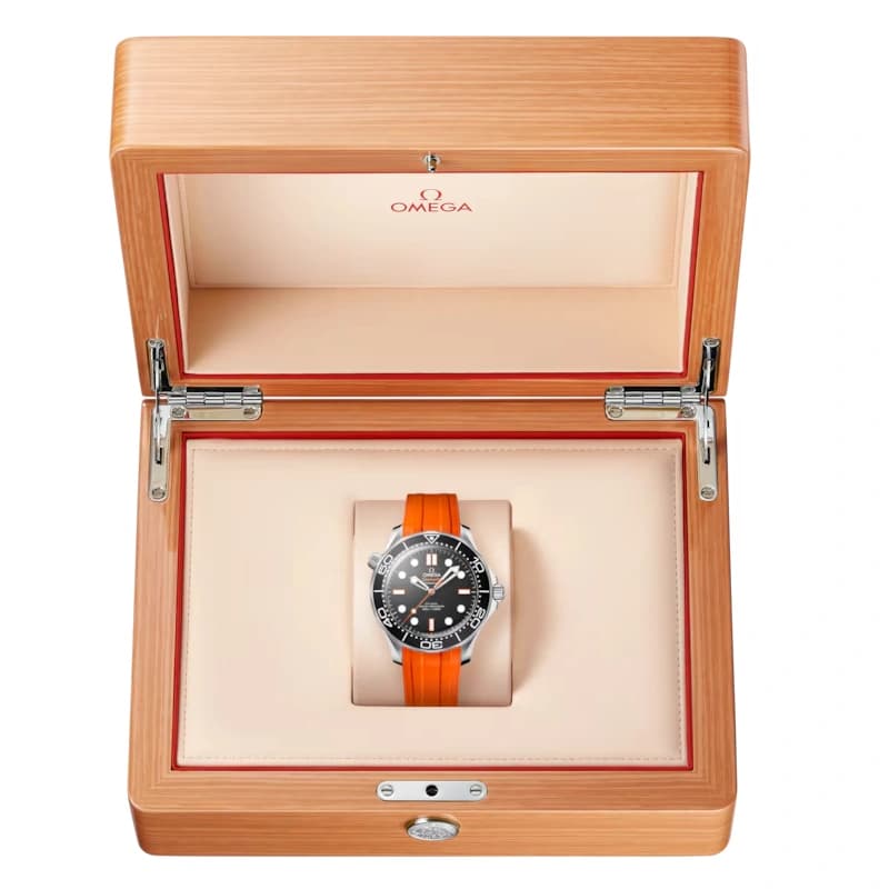 امگا سیمستر Diver 300M Co-Axial Master Chronometer 42، استیل، صفحه مشکی با جزئیات نارنجی و بند رابر نارنجی | رفرنس 210.32.42.20.01.006 — تصویر ۴